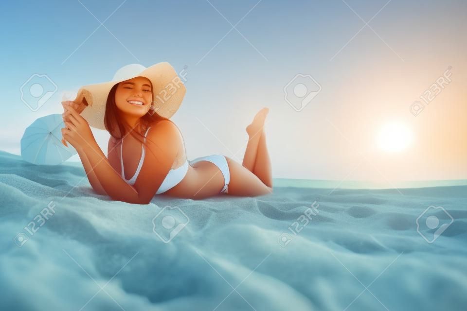 Девушка на пляже. A girl on the beach.