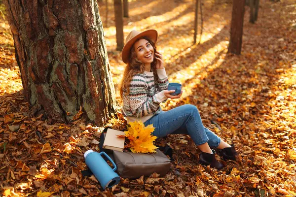 Кофе в парке осенью / coffee in the fall park