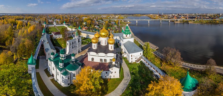 Осень в Костроме, район Заволжье, Селище. Стоковое фото ...